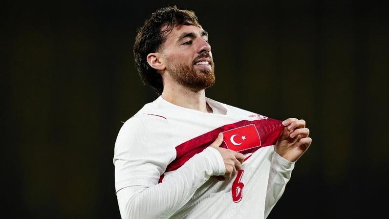 Orkun Kokcu, da Turquia, comemora gol em amistoso contra a Macedônia do Norte