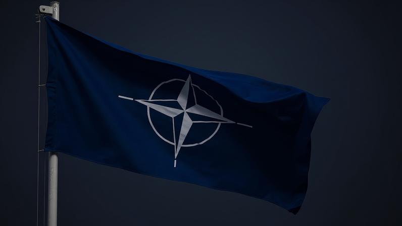 Bandeira da Otan. (Foto: Tech. Sgt. Clayton Lenhardt/Wikimedia Commons)