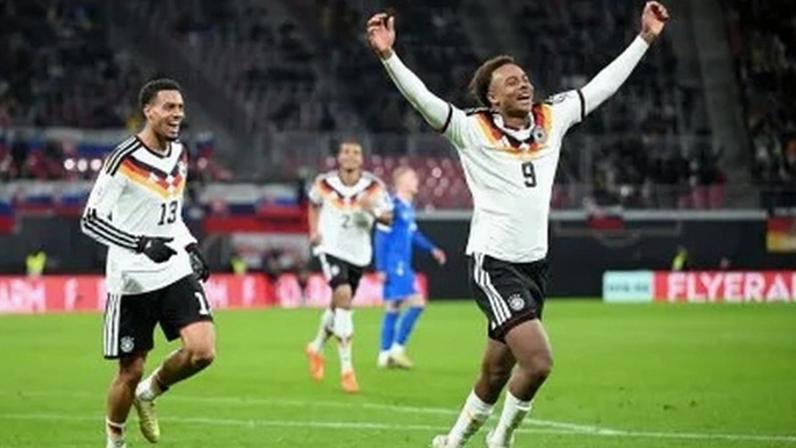 Assan Ouédraogo, da Alemanha, comemorando seu gol sobre a Eslováquia, pelas Eliminatórias da Europa à Copa do Mundo de 2026
