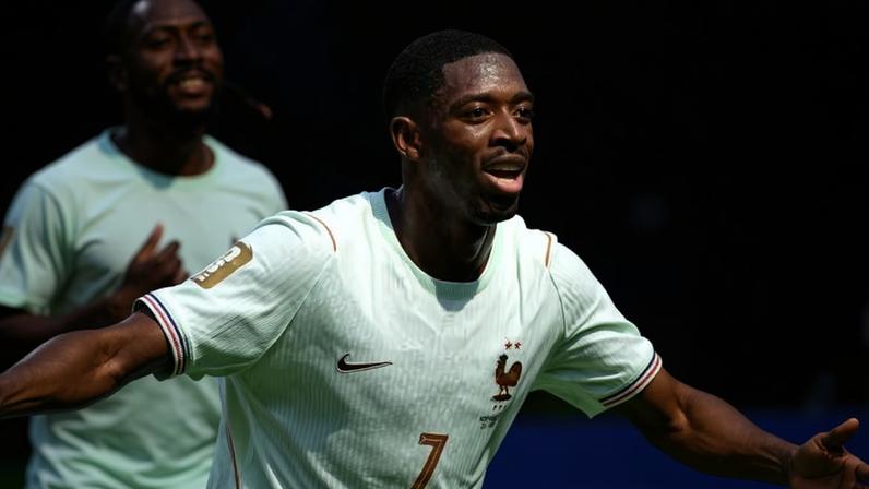 Ousmane Dembélé comemora terceiro gol da França em partida contra a Noruega na Copa