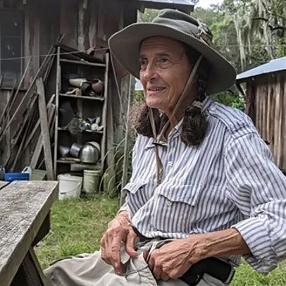 Idoso de 84 anos, especialista em cobras, vive em ilha remota