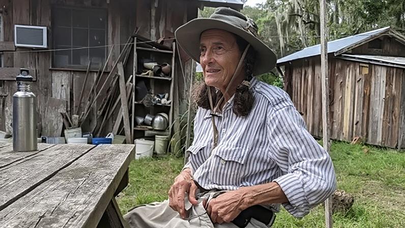 Idoso de 84 anos, especialista em cobras, vive em ilha remota
