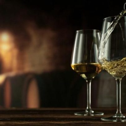 Fatores que impulsionam o boom no comércio de vinhos brancos finos