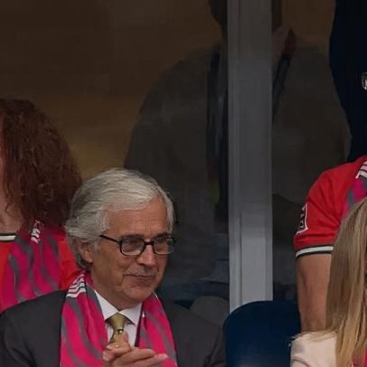 Pais de Diogo Jota emocionam-se com homenagem de Portugal na estreia da Copa