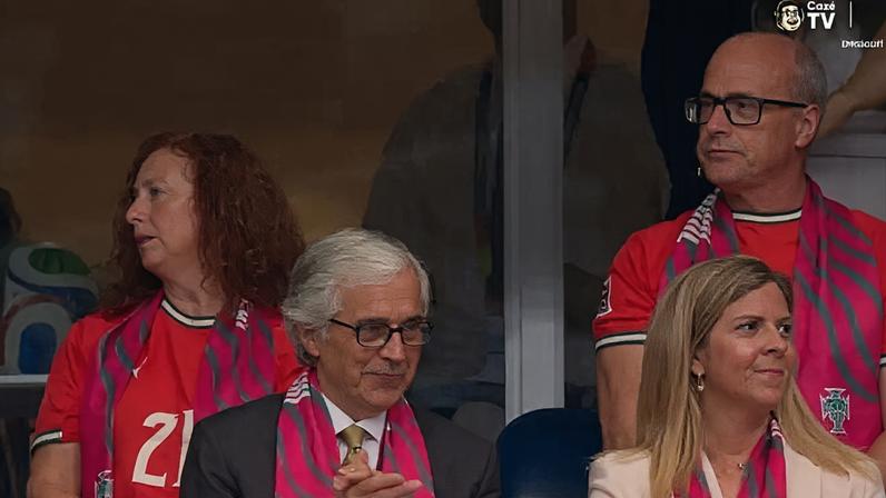 Pais de Diogo Jota emocionados em homenagem da Seleção de Portugal (Foto: Reprodução/CazéTV)