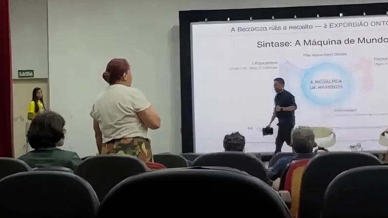 Momento em que palestrante foi exposto durante evento no Piauí repercutiu nas redes sociais