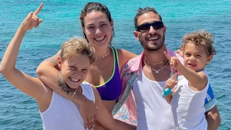 Carol Dantas e Vini Martinez com Davi Lucca e Valentim em Ibiza — Foto: Reprodução/ Instagram