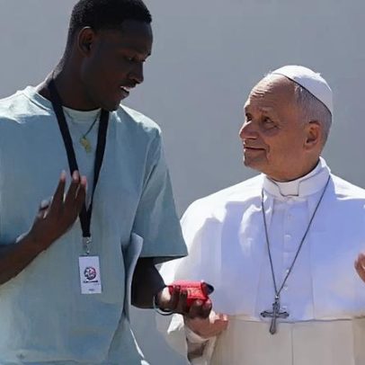 Papa Leão XIV participa de brincadeira com jovem senegalês; vídeo circula