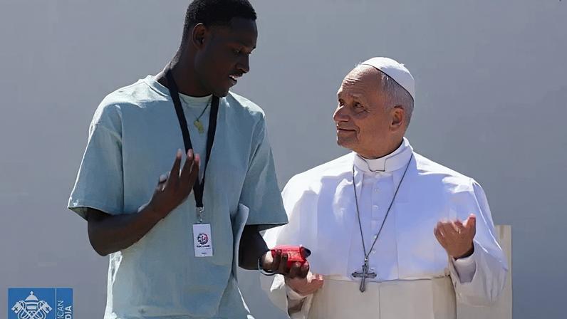 Papa Leão XIV participa de brincadeira com jovem senegalês; vídeo circula