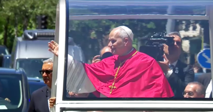 O Papa Leão XIII saúda a multidão entusiasmada a partir do papamóvel em Madrid