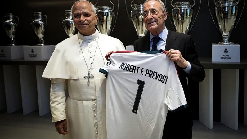 A visita do papa ao Santiago Bernabéu aconteceu na 2ª feira (08.jun.2026) e fazia parte da agenda oficial do Vaticano; na imagem, o papa Leão 14 (à esq.) e o presidente do Conselho de Administração, Florentino Pérez