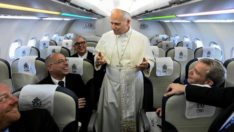 Leão XIV conversa com jornalistas durante voo de Roma a Madri, neste sábado. (Foto: Vatican Media handout/EFE/EPA)