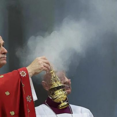 Vaticano explica por que fiéis leigos não podem pregar a homilia na missa