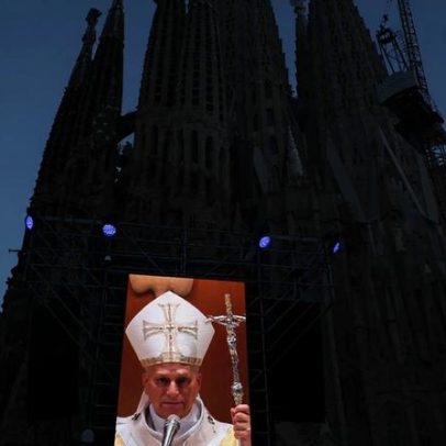 Papa Leão XIV inaugura torre da Sagrada Família e faz apelo pela paz