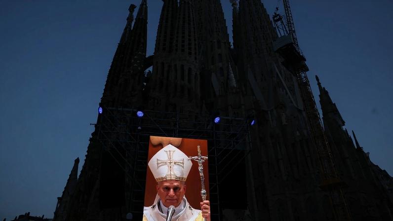 Foto colorida mostra a imagem do papa Leão XIV projetada na Igreja da Sagrada Família (Barcelona) - Metrópoles