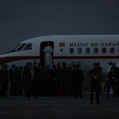 Papa volta a Roma em jato emprestado pelo rei da Espanha após falha técnica