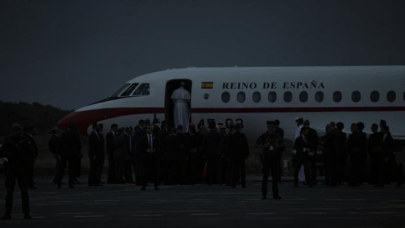 Leão XIV embarca em jato Falcon disponibilizado por Felipe VI no aeroporto de Tenerife (Foto: CIRO FUSCO/EFE/EPA)