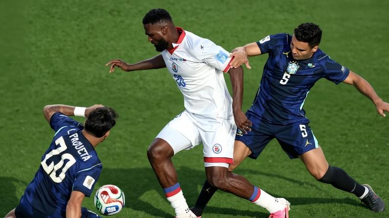 Paquetá e Casemiro brigam pela bola durante Brasil x Haiti, duelo da Copa do Mundo