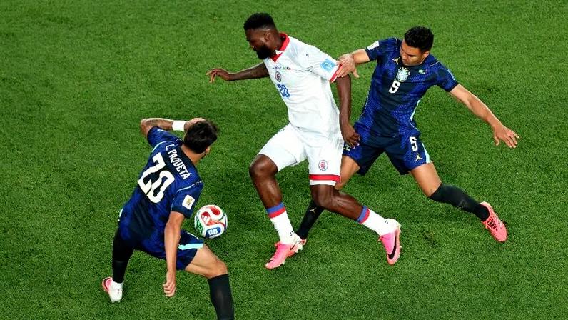 Paquetá e Casemiro brigam pela bola durante Brasil x Haiti, duelo da Copa do Mundo