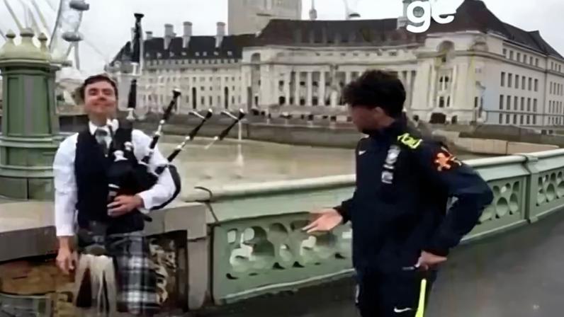 Lucas Paquetá dança ao som de gaita de fole em Londres — Foto: Reprodução