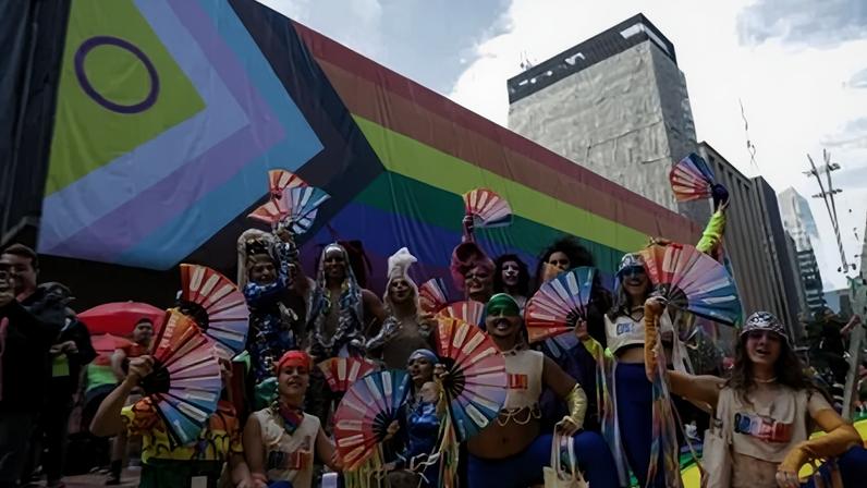 Participantes no começo da Parada do Orgulho LGBT+ de São Paulo, no entorno do Museu de Arte de São Paulo