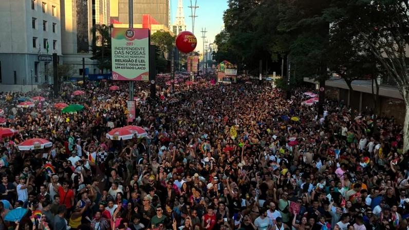 Pabllo Vittar atrai multidão em show na Parada LGBT+ de São Paulo