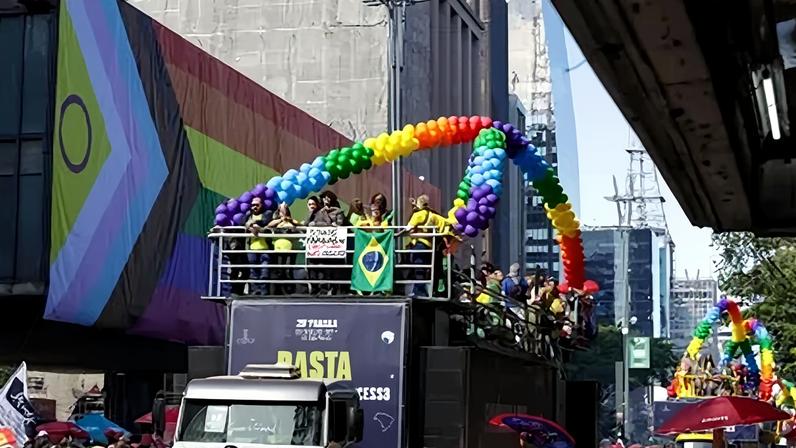 Tema da Parada do Orgulho LGBT+ de SP 2026 é "a rua convoca, a urna confirma"