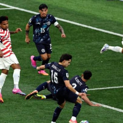 Bobadilla, do SP, marca o primeiro gol contra da Copa do Mundo