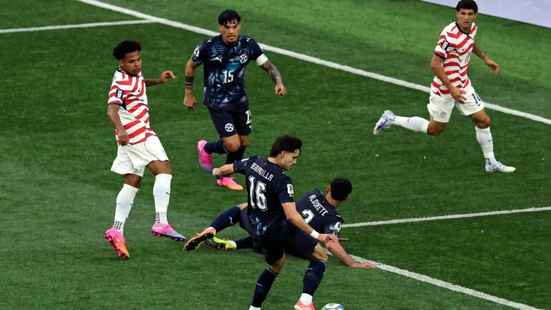 Bobadilla, do São Paulo, marca o primeiro gol contra da Copa do Mundo