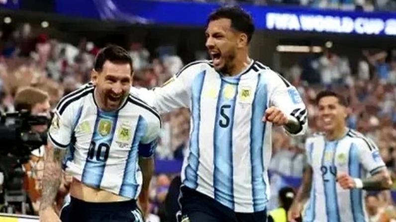 Paredes celebra gol de Messi contra a Áustria