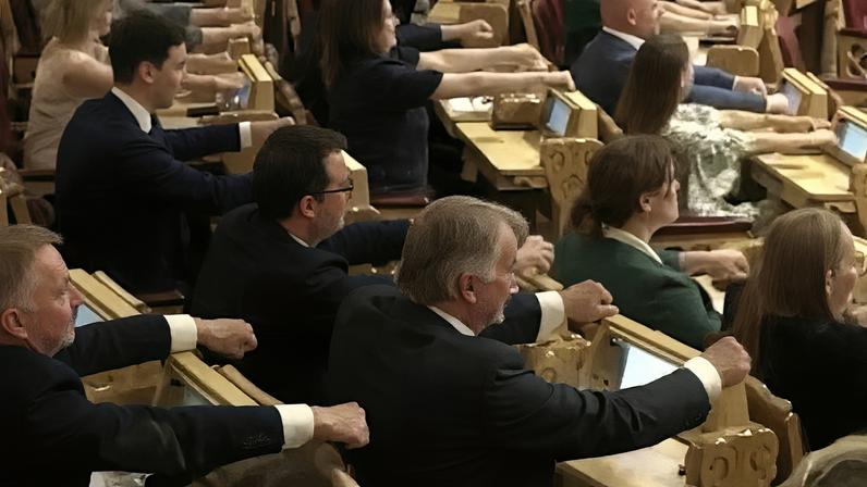 Parlamento da Noruega replica remada viking dos torcedores