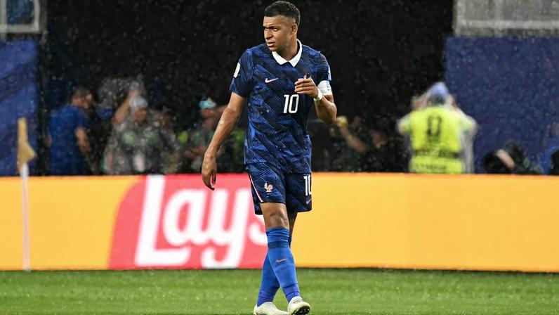 Mbappé na partida entre França e Iraque na Copa do Mundo (Foto: Jewel SAMAD / AFP)
