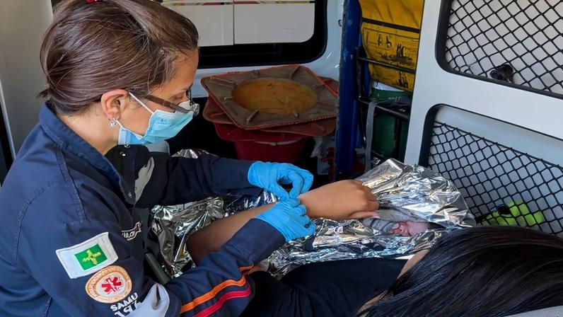 Bebê nasce dentro de carro de aplicativo, no Eixo Monumental