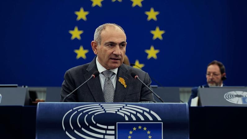 Imagem colorida mostra o primeiro-ministro da Armênia, Nikol Pashinyan