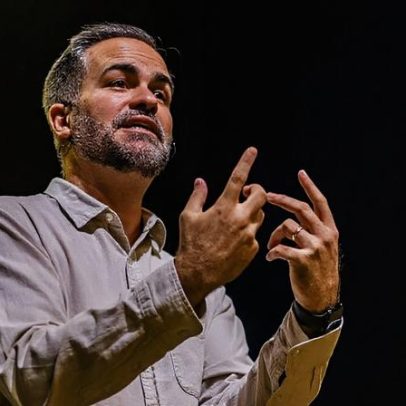 Pastor oferece conselho bem-humorado às esposas durante a Copa