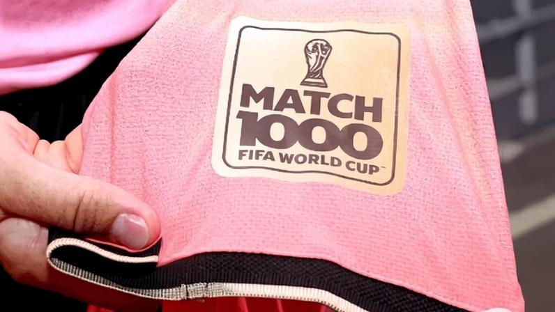 Patch especial do 1000º jogo das Copas no uniforme dos árbitros