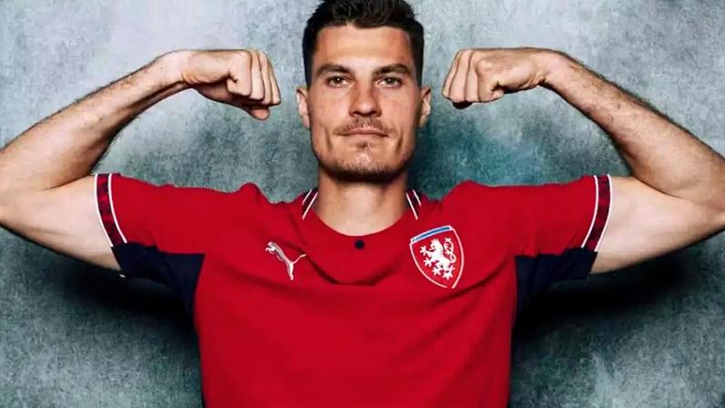 Patrik Schick, da Tchéquia, no ensaio oficial da Fifa