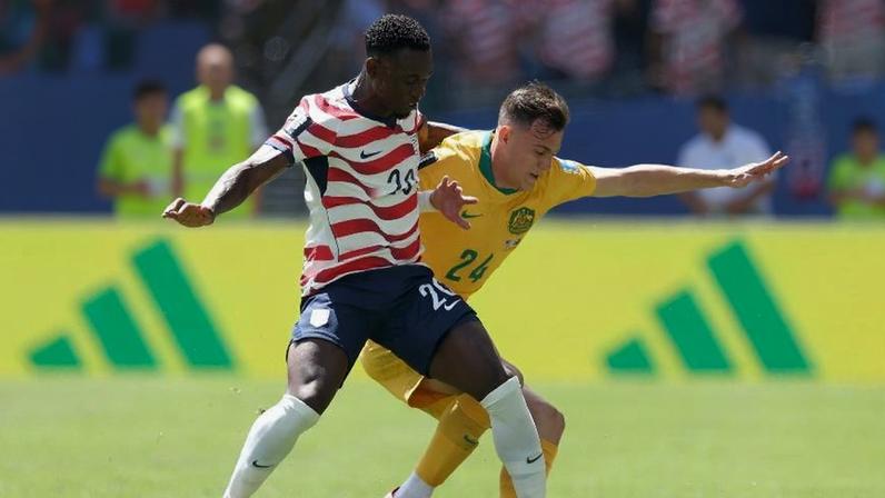 Paul Okon-Engstler, da Austrália, e Folarin Balogun, dos Estados Unidos, em ação durante jogo da Copa