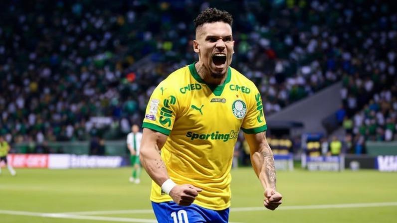 Paulinho comemora gol marcado contra a Chapecoense