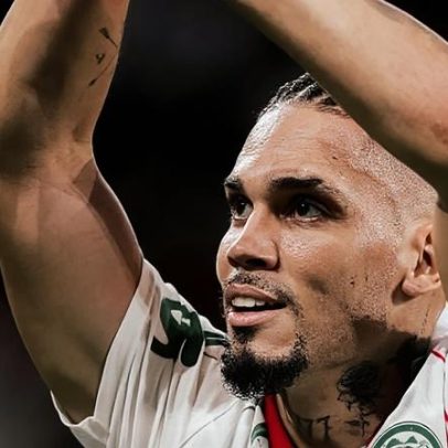 STJD suspende Paulinho, do Palmeiras, por gesto obsceno contra o Flamengo