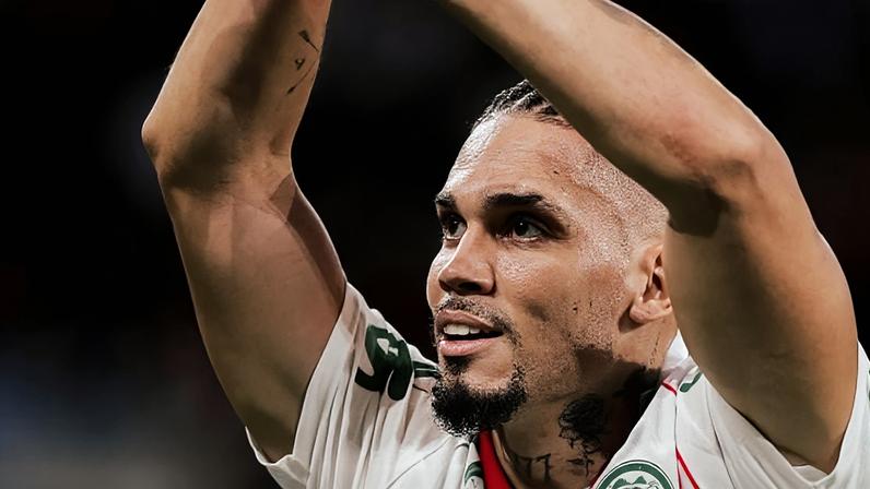 Paulinho comemora seu gol na vitória do Palmeiras sobre o Flamengo