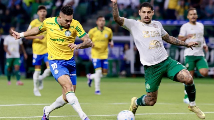 Paulinho e João Paulo, durante a vitória do Palmeiras sobre a Chapecoense pelo Brasileirão