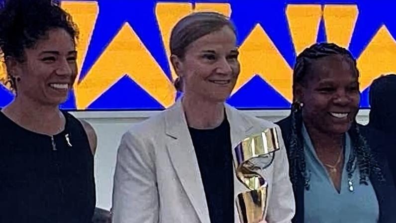 Paulo Henrique Cordeiro (Ministro do Esporte), Cristiane, Jill Ellis (diretor de futebol da Fifa), Formiga e Aline Pellegrino (diretora do Comitê para a Copa 2027)