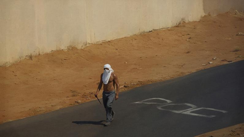 Faccionado do PCC durante rebelião no Rio Grande do Norte, em 2017. (Foto: ChatGPT sobre foto de Ney Douglas/EFE)