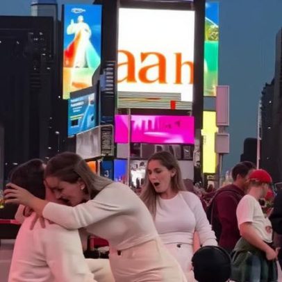 Mãe de SP recebe pedido de casamento em Times Square e viraliza