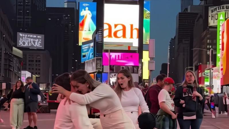 Angélica não imaginava que realizaria dois sonhos de uma vez: conhecer a Times Square e ser pedida em casamento por lá — Foto: Reprodução/ Instagram