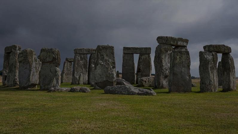 Stonehenge, localizada na Inglaterra, no condado de Wiltshire, na Planície de Salisbury. (Foto: Wikimedia Commons )