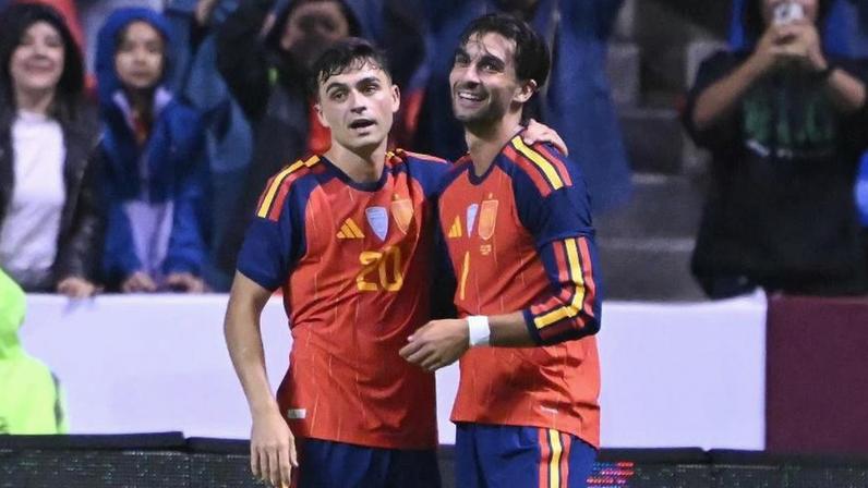 Pedri e Ferrán Torres, da Espanha, comemoram gol em amistoso contra o Peru