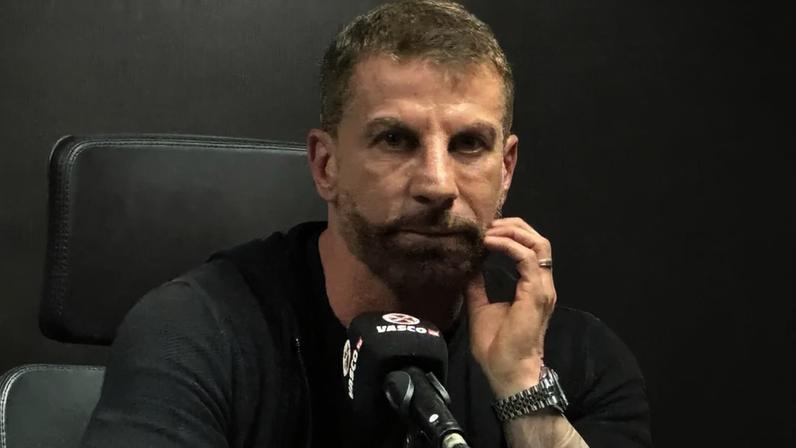 Pedrinho durante coletiva do Vasco (Foto: Matheus Guimarães/Lance!)