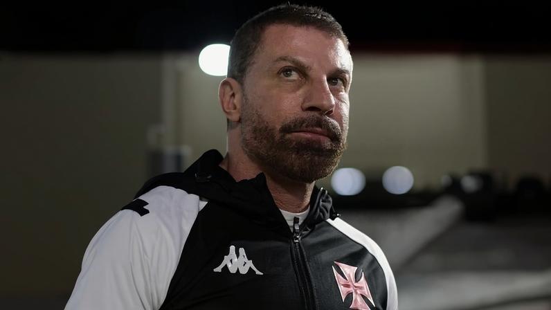 Pedrinho, presidente do Vasco, durante jogo em São Januário